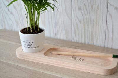 Un organiseur de bureau en bois avec porte stylo et pot de fleur à personnaliser