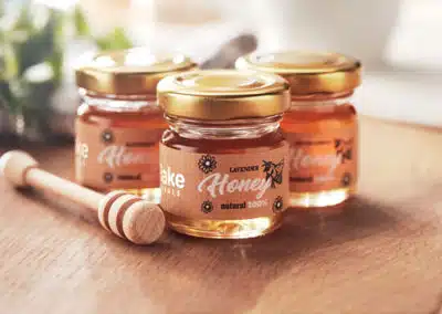 3 pots des miel avec étiquette personnalisées pour offrir comme cadeau client ou cadeau d'entreprise