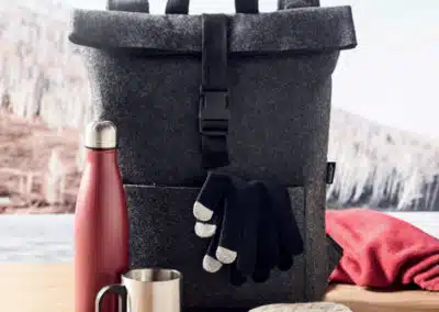 Kit d'objets promotionnels textiles conçus pour l'hiver composé d'un bonnet, d'un sac, de gant, d'une écharpe et d'un mug à personnaliser avec logo