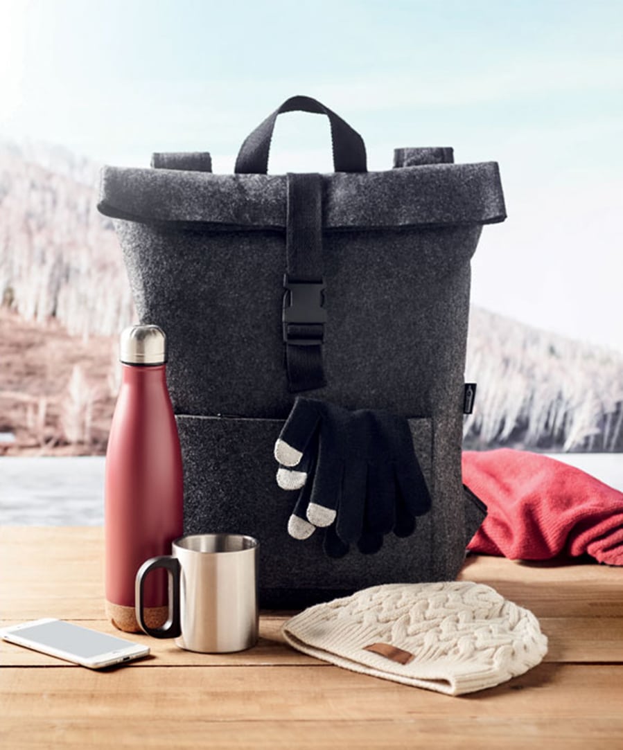 Kit d'objets promotionnels textiles conçus pour l'hiver composé d'un bonnet, d'un sac, de gant, d'une écharpe et d'un mug à personnaliser avec logo