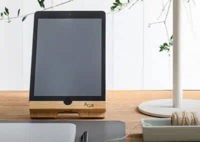 Un support de tablette avec logo de marque composé de bois aux tendances naturelles