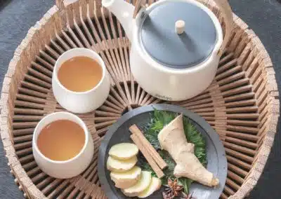 Coffret d'objets pub pour le thé composé de tasses, d'une assiette et d'une théière personnalisée