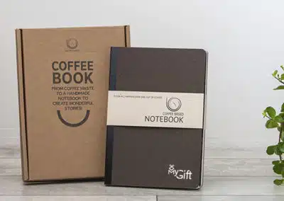 Un notebook d'entreprise avec logo composé de grains de cafés pour un résultat 100% éco-responsable