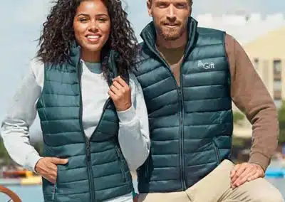 2 personnes portant des vestes sans manches présentant la collection de textiles personnalisés avec logo d'entreprise de MtGift