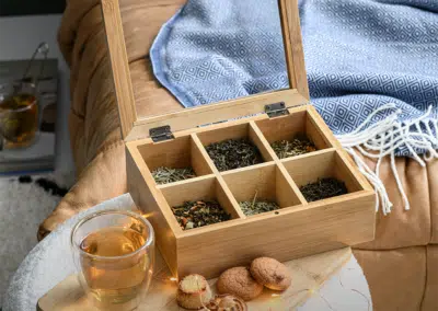 Une boîte à thé en bois à 6 compartiments à personnaliser avec logo d'entreprise