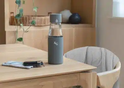 Une bouteille d'eau goodies avec logo aux coloris gris et transparent pour une tendance design
