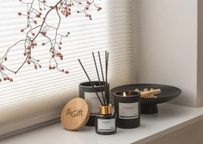 Un ensemble de goodies pour un pack bien-être composé d'une bougie et d'un diffuseur d'encens de la marque Jasmine et personnalisés par MyGift