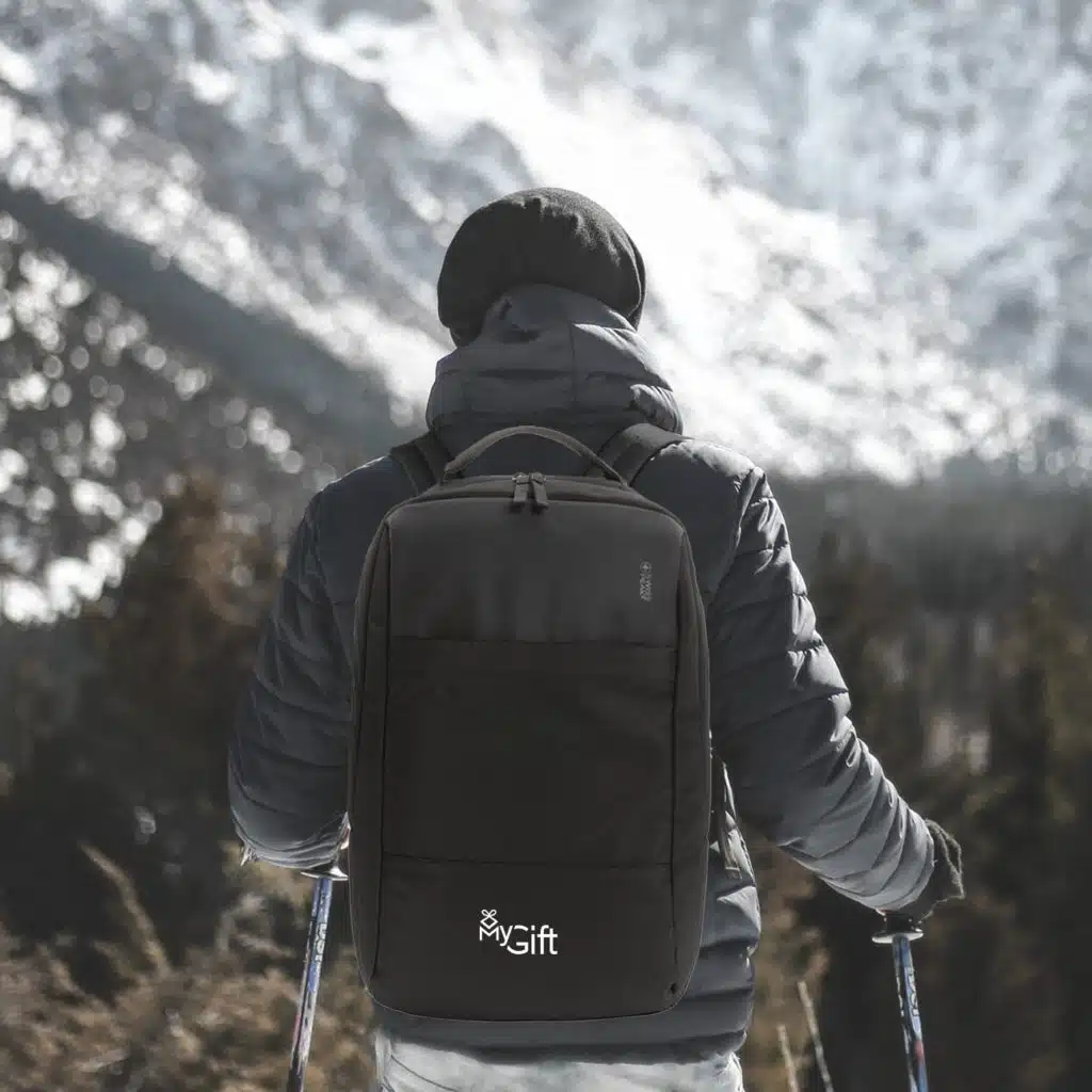 Un sac-à-dos avec logo personnalisé offert comme goodies à un individu pratiquant le ski