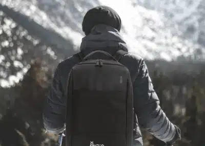 Un sac-à-dos avec logo personnalisé offert comme goodies à un individu pratiquant le ski