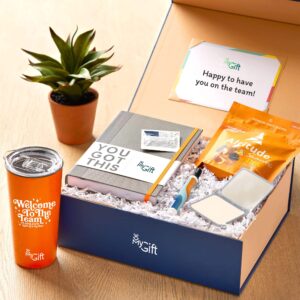 A welcome box to welcome new employees within the company. This pack of corporate gifts includes a notebook, a mug, some snacks, a pen and a custom message