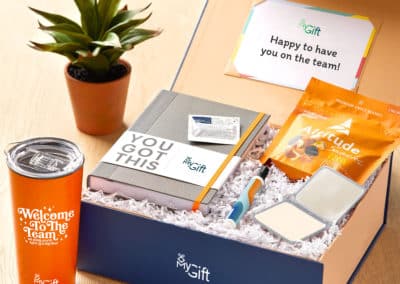 A welcome box to welcome new employees within the company. This pack of corporate gifts includes a notebook, a mug, some snacks, a pen and a custom message