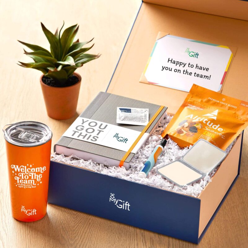 A welcome box to welcome new employees within the company. This pack of corporate gifts includes a notebook, a mug, some snacks, a pen and a custom message