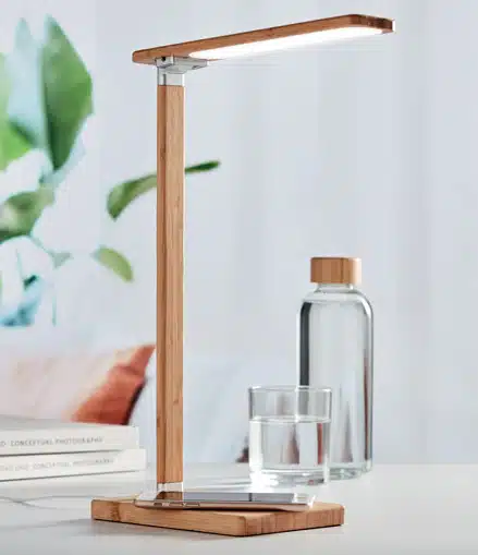 Une lampe en bois pour bureaux d'entreprise faisant également chargeur de téléphone dans un style épuré et moderne