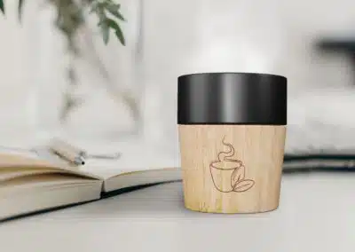 Un Mug personnalisé en bois avec logo offert comme cadeau d'entreprise promotionnel
