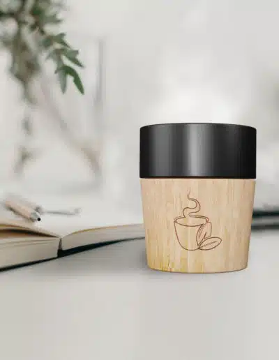 Un Mug personnalisé en bois avec logo offert comme cadeau d'entreprise promotionnel
