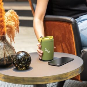 Mug Isoterme vert avec logo sur une table d'entreprise