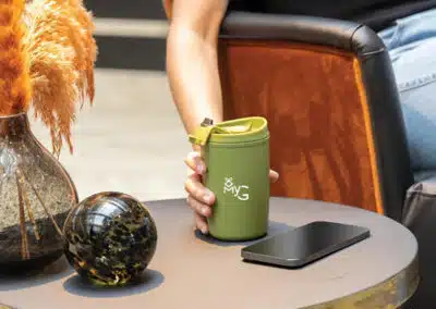 Mug Isoterme vert avec logo sur une table d'entreprise