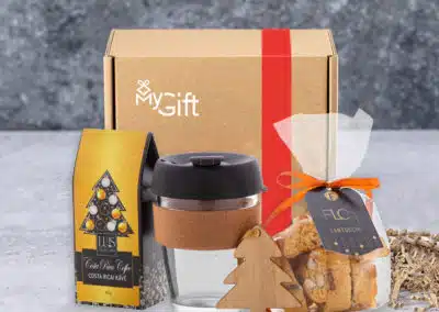 Box de goodies de fin d'année composée de café, d'un mug personnalisé et de biscuits secs