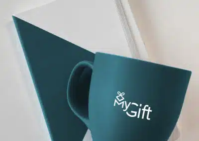 Une tasse et un cahier de texte personnalisés avec logo a offrir comme cadeaux promotionnels