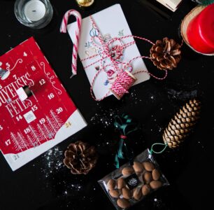 Un calendrier de l'avant d'entreprise composé de chocolats au lait et aux amandes à offrir pour les fêtes de Noël
