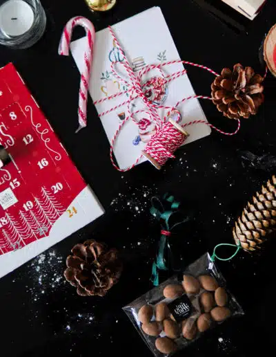 Un calendrier de l'avant d'entreprise composé de chocolats au lait et aux amandes à offrir pour les fêtes de Noël