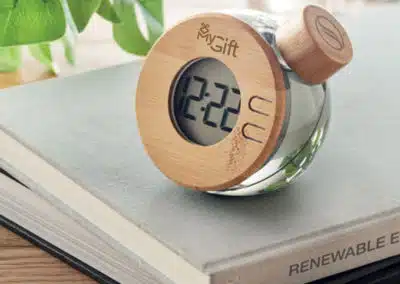 Une horloge miniature avec logo d'entreprise pour offrir en tant que goodies
