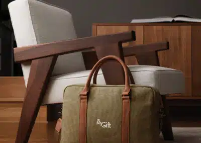 Un sac de voyage d'entreprise personnalisé en tissu vert et cuir marron