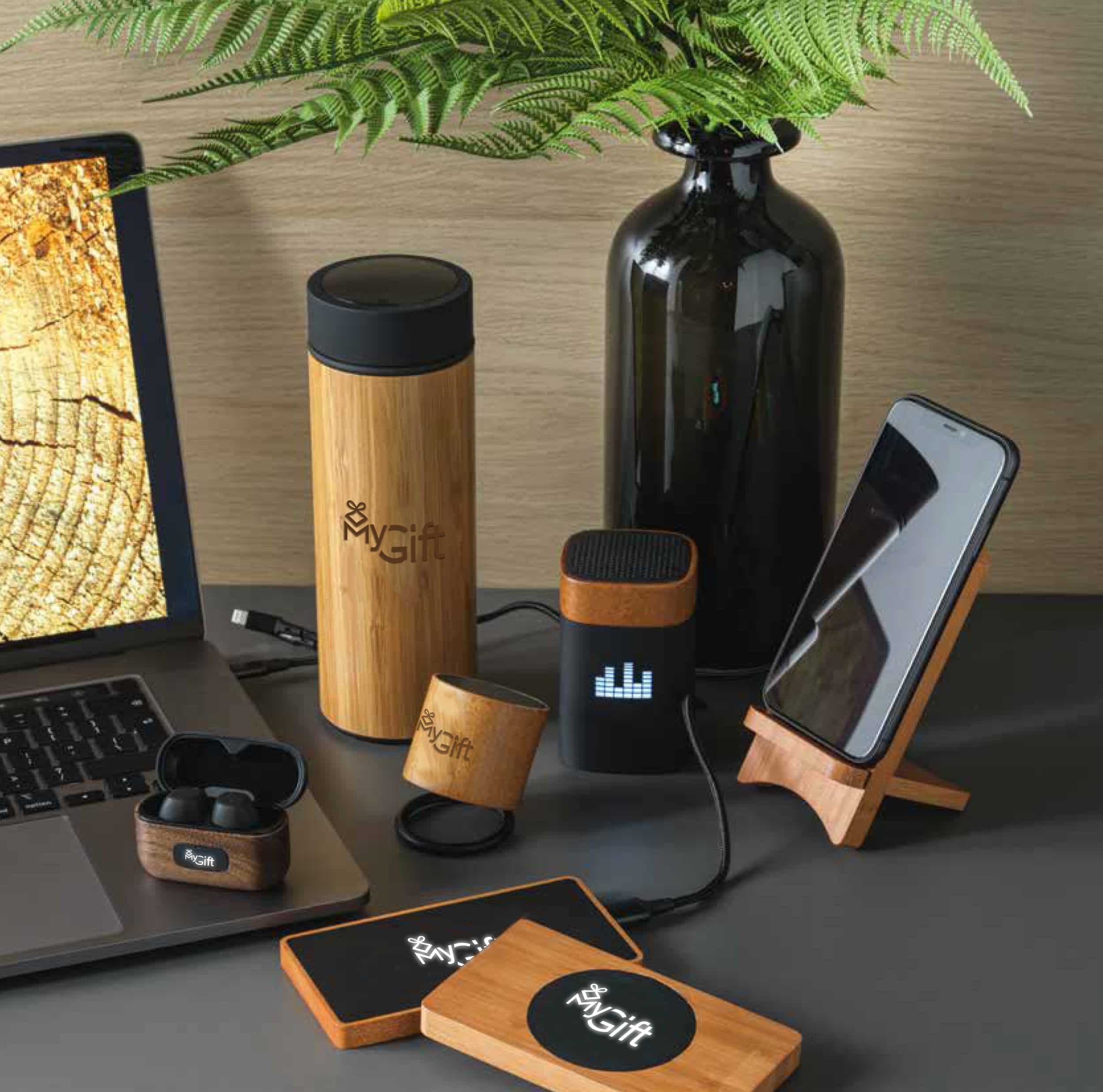 Un ensemble de goodies promotionnels technologiques composé d'écouteurs sans fil, de chargeur de téléphone, d'enceinte ou de support de téléphone du fournisseur SCX Design