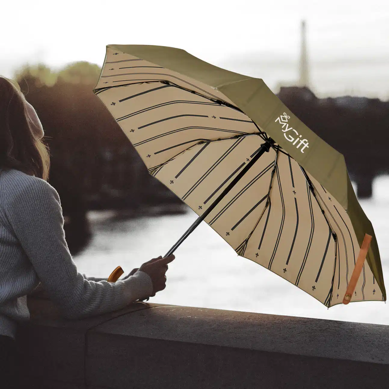 Un parapluie publicitaire personnalisé d'un logo et composé de matériaux recyclés