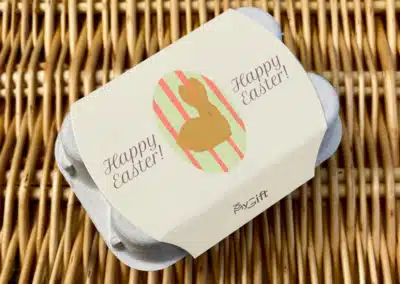 Un coffret de chocolat personnalisé à offrir en entreprise pour Pâques et qui reprendre le design d'une boîte d'oeuf.