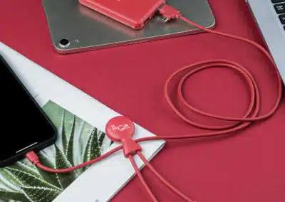 Une pochette de téléphone et un cable usb multiport personnalisés avec logo à offrir comme objet promotionnel ou cadeau d'entreprise corporate