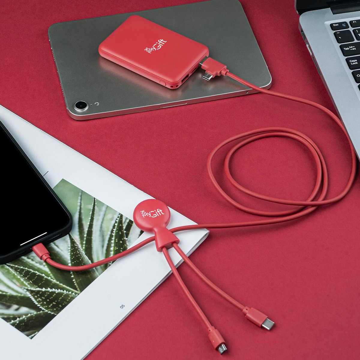 Une pochette de téléphone et un cable usb multiport personnalisés avec logo à offrir comme objet promotionnel ou cadeau d'entreprise corporate