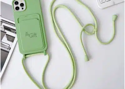 Un tour de cou et une coque de téléphone verte personnalisée avec logo à offrir comme cadeau d'entreprise ou utiliser comme objet publicitaire