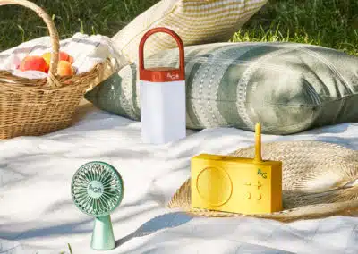 Un ensemble d'objets publicitaires personnalisés pour l'été répartis sur une nappe blanche