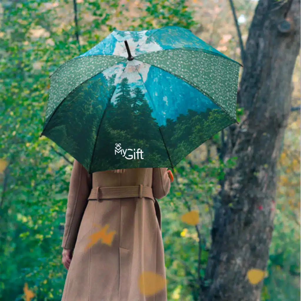 Un parapluie a motif naturel affichant un logo à utiliser comme objet publicitaire