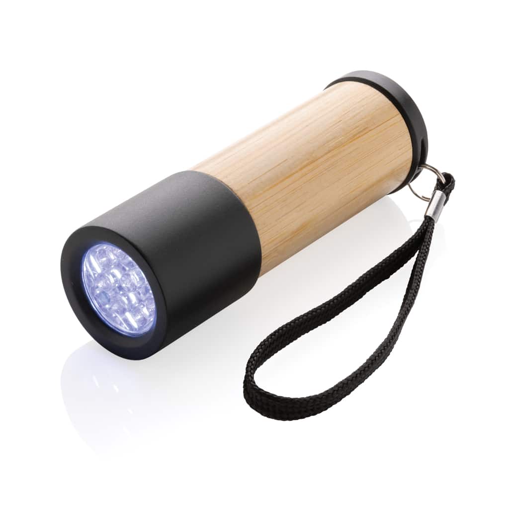 P513.379__B_1__6f27a1ac4828417596c9daababa12b2c.jpg Lampe torche en bambou et plastique recyclé RCS – Image 2