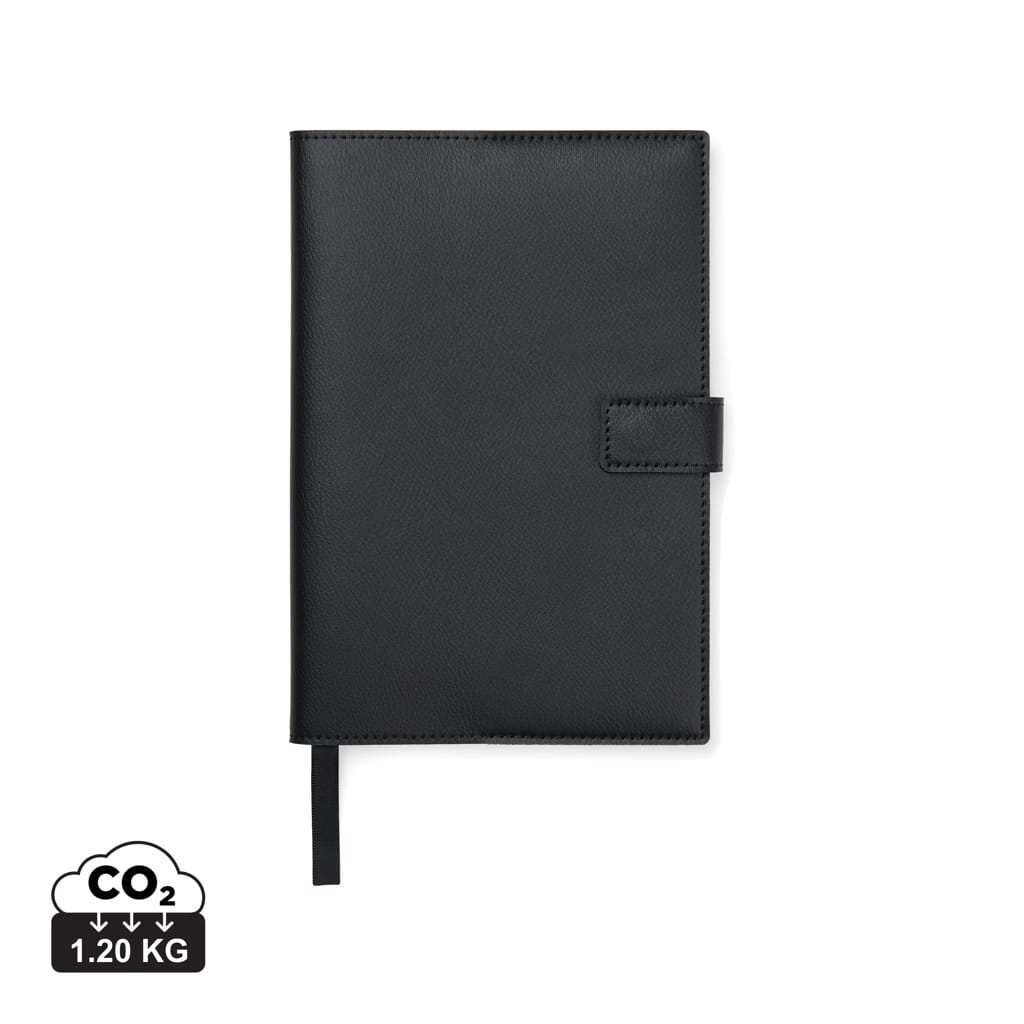V7730001__S_0__19c1adc8e6144200bbbc506cb88f40e7.jpg VINGA Carnet A5 en polyester recyclé RCS Timo – Image 1