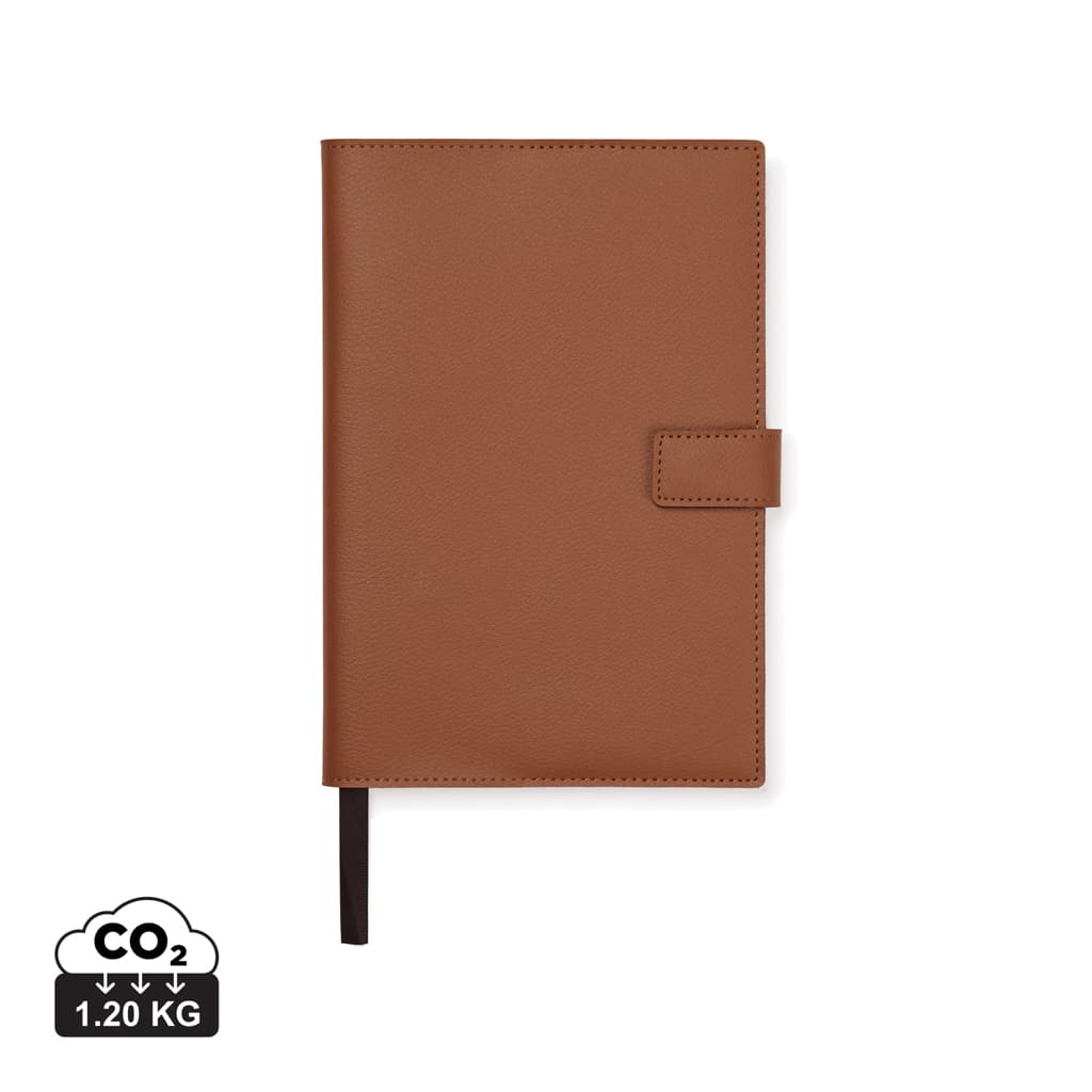V7730009__S_0__ee7724f7dc394bf6954a6d8abe223164.jpg VINGA Carnet A5 en polyester recyclé RCS Timo – Image 4