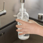 Leakproof water bottle with metallic lid - Image 8